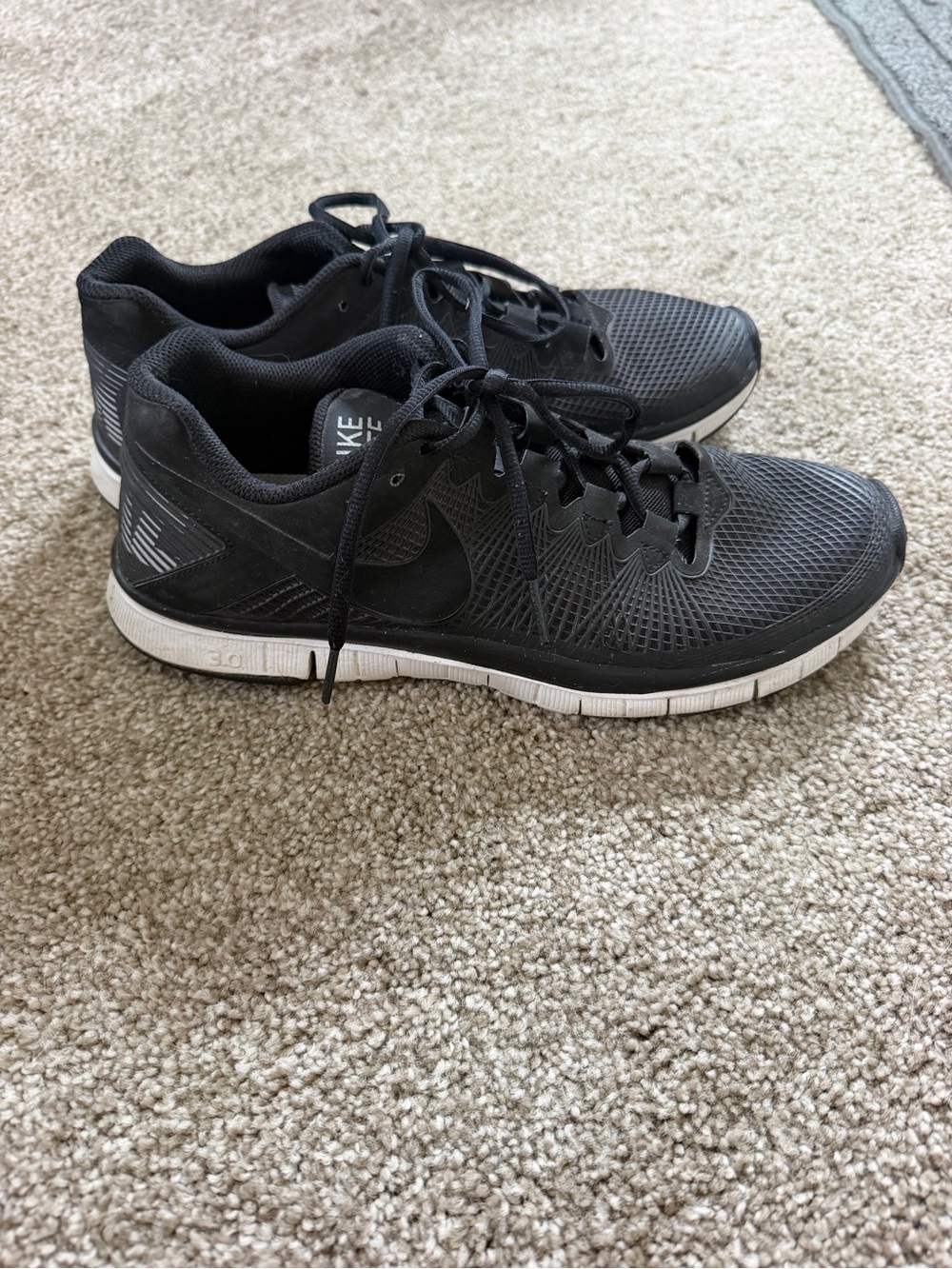 Nike Men’s Black Athletic Training Sneakers with White Sole